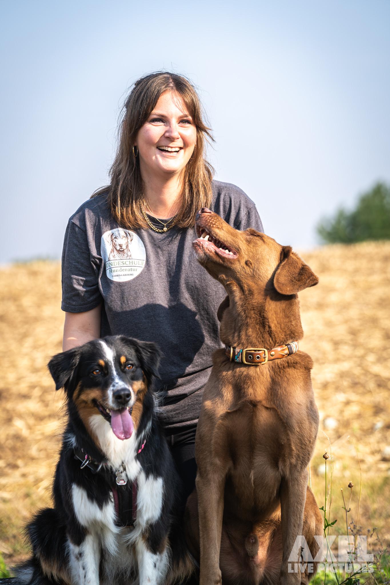 Sabrina Gilberg beim Training mit Hund am Strand