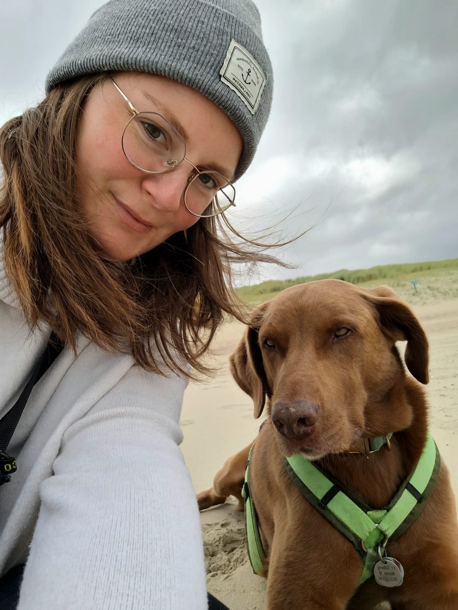 Sabrina Gilberg beim Training mit Hund am Strand
